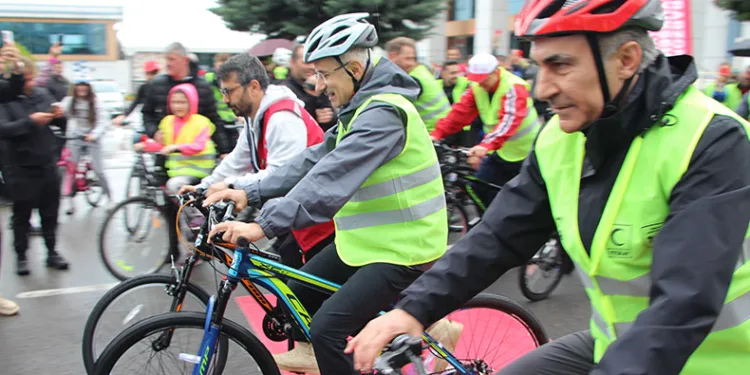 Bakan Uraloğlu, Trabzon’da pedal çevirdi