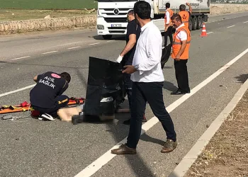 Yolun karşısına geçerken otomobil çarptı