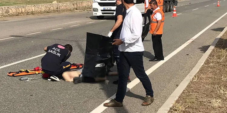 Yolun karşısına geçerken otomobil çarptı
