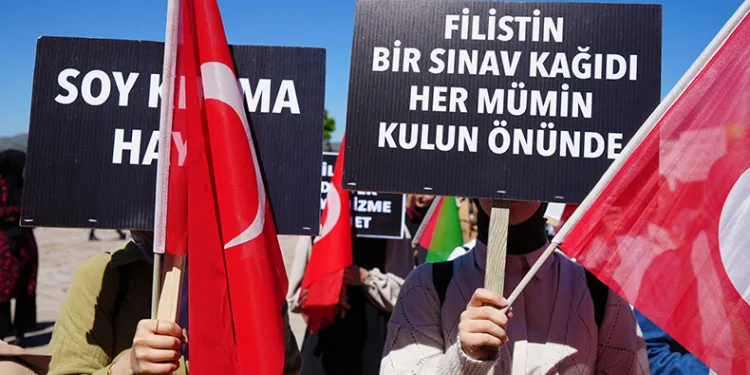 Filistinli öğrenciden Müslümanlara çağrı