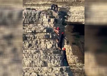 Denize atlamak için tırmandıkları falezde mahsur kaldılar