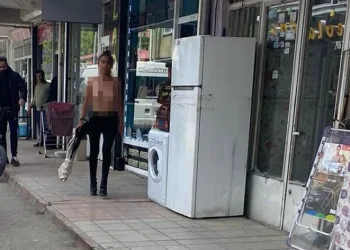 Sokak ortasında çıplak gezdi