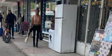 Sokak ortasında çıplak gezdi