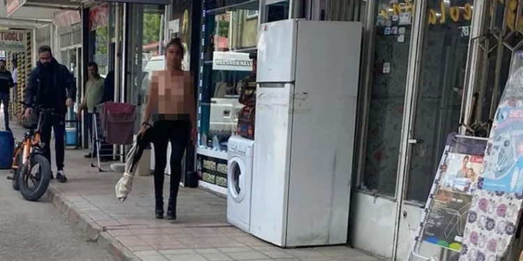 Sokak ortasında çıplak gezdi