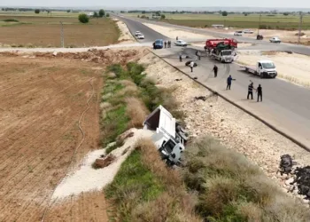 Şanlıurfa’da kum kamyonu traktör ile çarpıştı