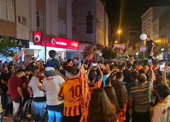 Adana’da şampiyonluk kutlamalarında arbede