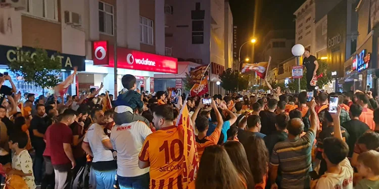 Adana’da şampiyonluk kutlamalarında arbede