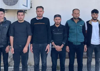 Otomobilden adeta göçmen fışkırdı