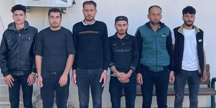 Otomobilden adeta göçmen fışkırdı