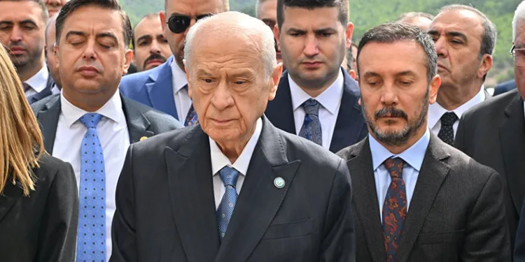 Bahçeli’den Ülkücü Şehitler Anıtı’na ziyaret