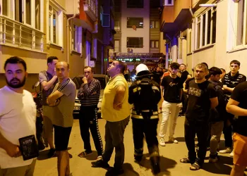 Evini ateşe verdi, mahalleli sokağa döküldü