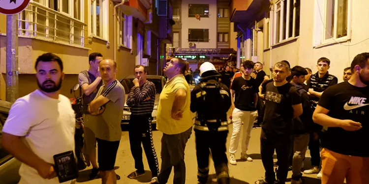 Evini ateşe verdi, mahalleli sokağa döküldü