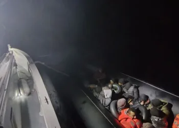 Ayvalık açıklarında 22 düzensiz göçmen yakalandı