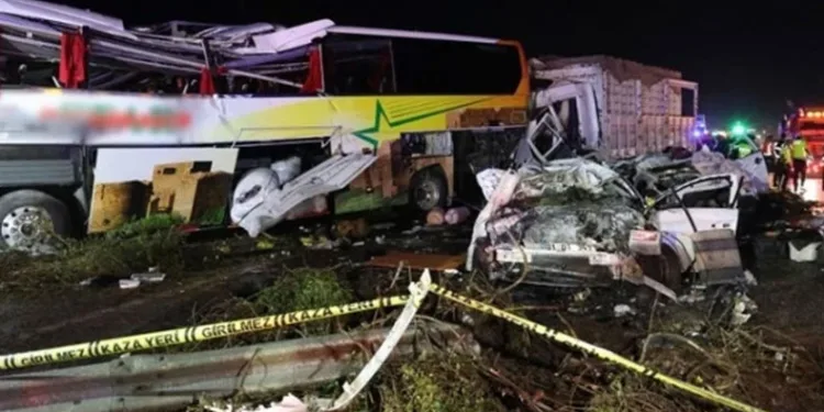 Peru’da yolcu otobüsü ile tren çarpıştı