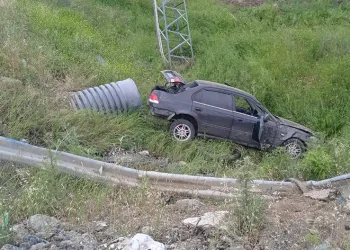 Elazığ’da otomobil şarampole uçtu