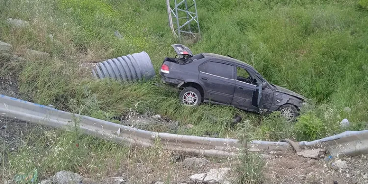 Elazığ’da otomobil şarampole uçtu