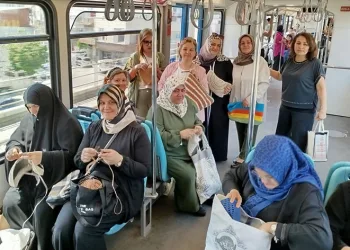 Gazze için metroda örgü örerek yolculuk yaptılar