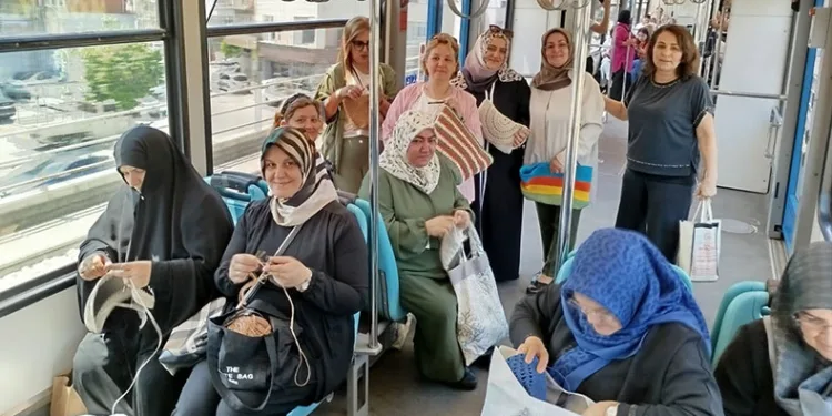 Gazze için metroda örgü örerek yolculuk yaptılar