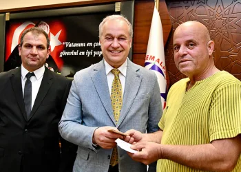 Muhtar ve esnaftan gururlandıran bağış