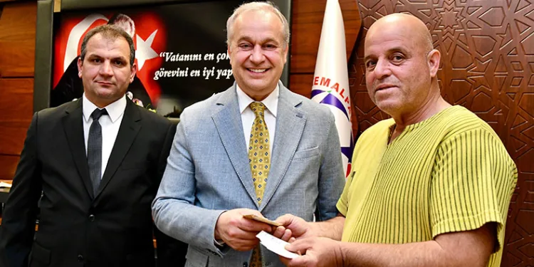 Muhtar ve esnaftan gururlandıran bağış