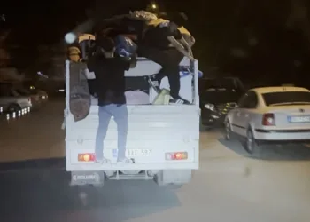 Eşya yüklü kamyonetin kasasında tehlikeli yolculuk