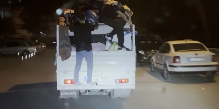 Eşya yüklü kamyonetin kasasında tehlikeli yolculuk