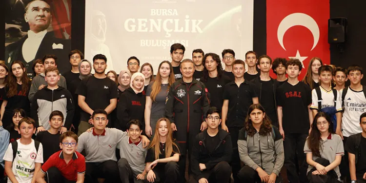 Alper Gezeravcı, Bursa’da öğrencilerle buluştu