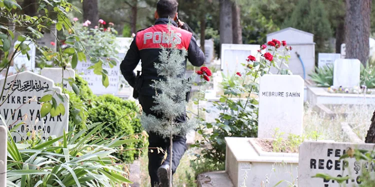 Mezarlıktaki bebek ağlama sesi polisi harekete geçirdi