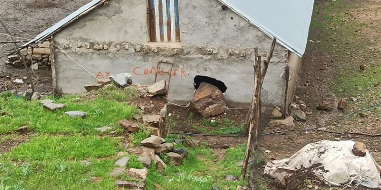 Kaya parçası ahırın duvarını deldi