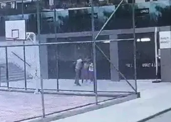 Çocuğunun yanında tekme ve yumruklarla darp etti