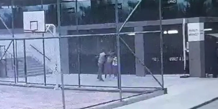 Çocuğunun yanında tekme ve yumruklarla darp etti
