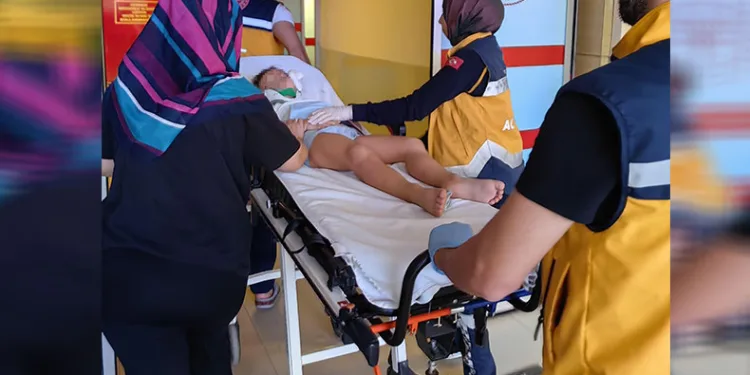 Merdiven boşluğuna düşen çocuk ağır yaralandı
