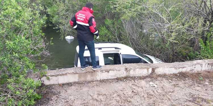Otomobil dereye uçtu: 1’i çocuk 3 kişi yaralandı