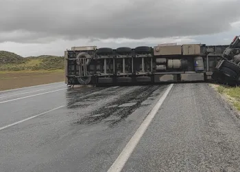 Kozmetik ürünü yüklü tır devrildi
