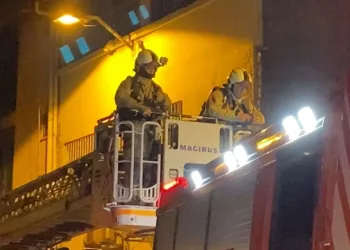 Beyoğlu’nda kafeteryanın çatısı alev alev yandı