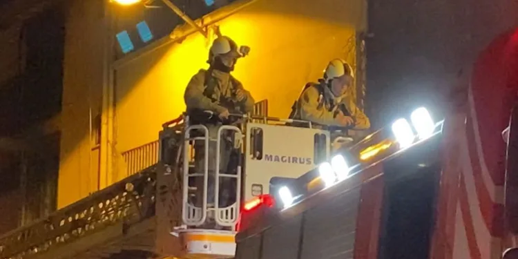Beyoğlu’nda kafeteryanın çatısı alev alev yandı