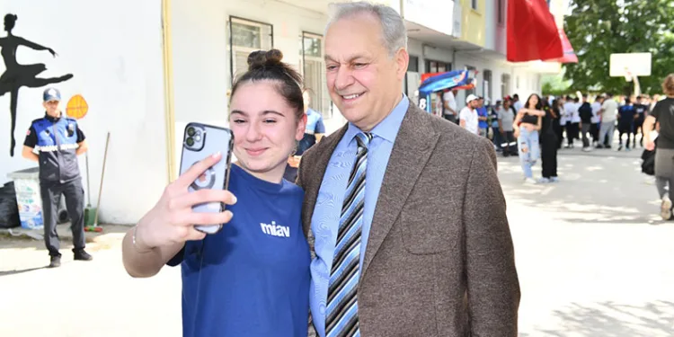 Şükrü Erdem gençler ile bir araya geldi