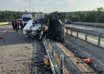 Balıkesir’de beton mikseri devrildi
