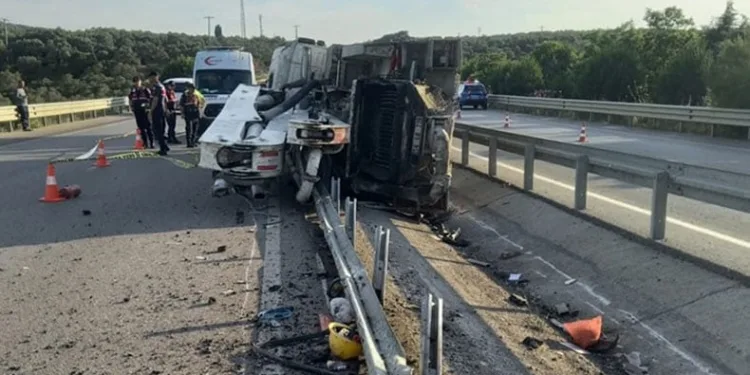 Balıkesir’de beton mikseri devrildi