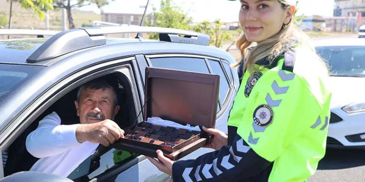Polislerden sürücülere ceza değil ‘şeker’