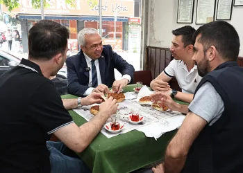 Simitler Başkan’dan çaylar vatandaştan