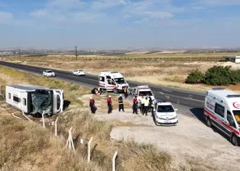 Şanlıurfa’da yolcu otobüsü devrildi