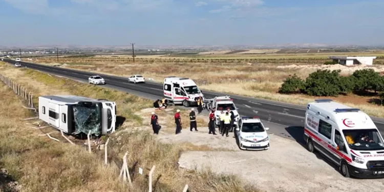 Şanlıurfa’da yolcu otobüsü devrildi