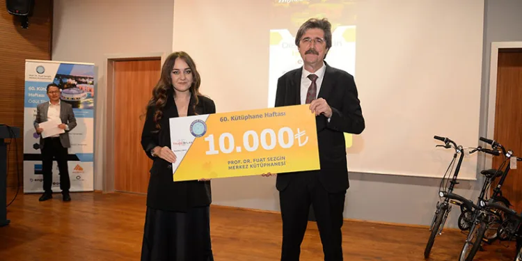Kütüphane müdavimleri ödüllerine kavuştu