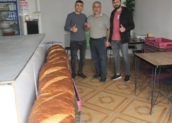 Boyundan büyük somun ekmeği üretti