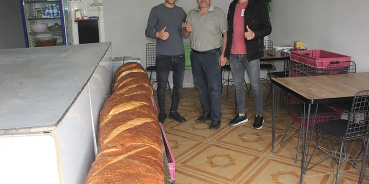 Boyundan büyük somun ekmeği üretti