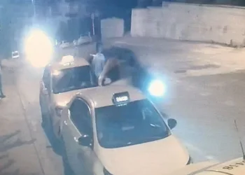 Kapıyı açıp taksiden indiği esnada otomobil böyle çarptı