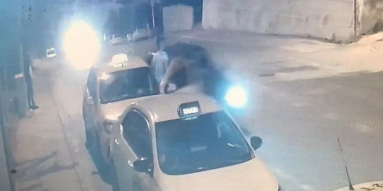 Kapıyı açıp taksiden indiği esnada otomobil böyle çarptı