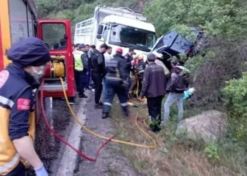 Kamyon 2 aracı biçti: Anne ve oğlu hayatını kaybetti