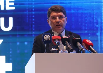 “Yola yeni anayasayla devam edilmeli”